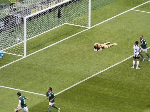 Paulinho ensures Palmeiras triumph in Brazilian battle