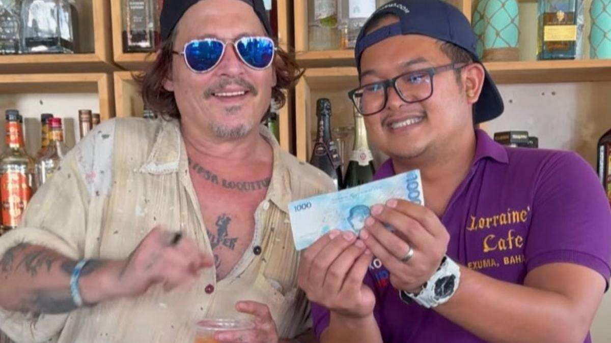 Fans applaud Johnny Depp's dental makeover