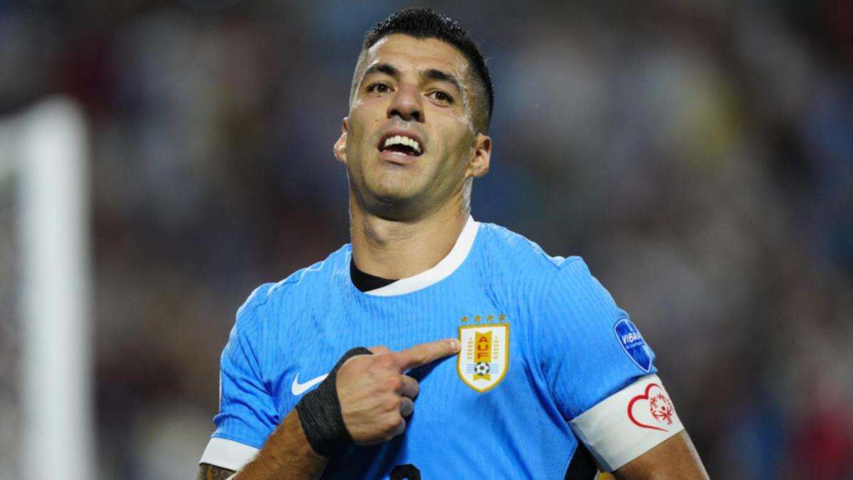 Uruguay great Suarez announces international retirement