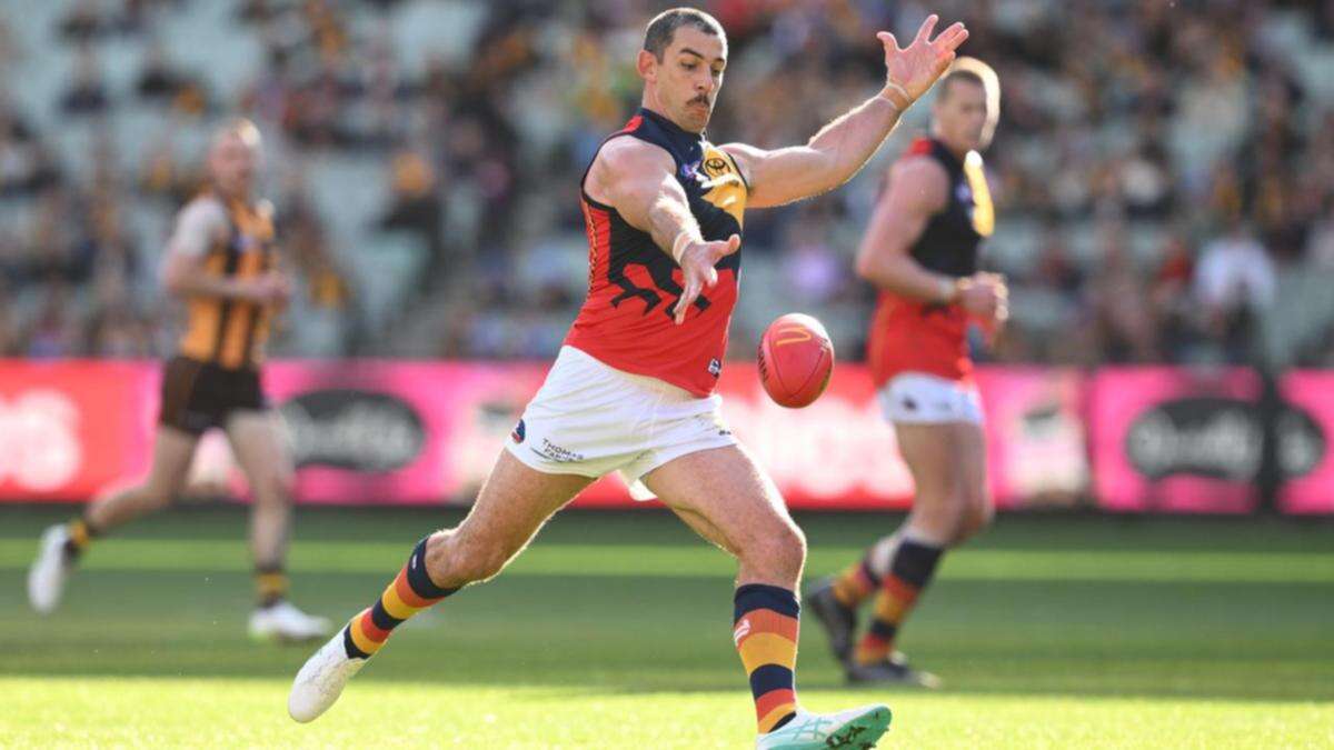 Adelaide veteran Walker to extend AFL career next year