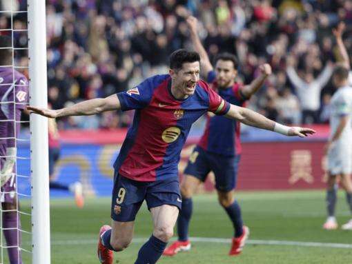 Lewandowski scores winner as Barcelona close on leaders