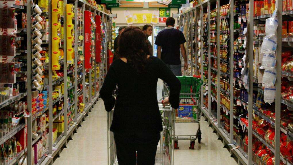 Shops ‘promote junk food twice as much as healthy options’