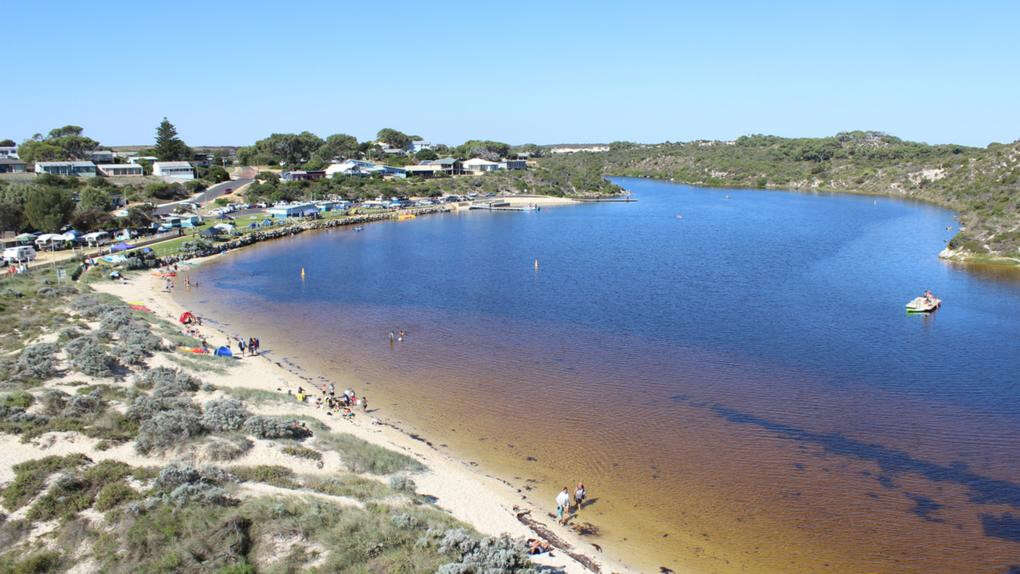 Popular WA swimming closed following bacteria discovery