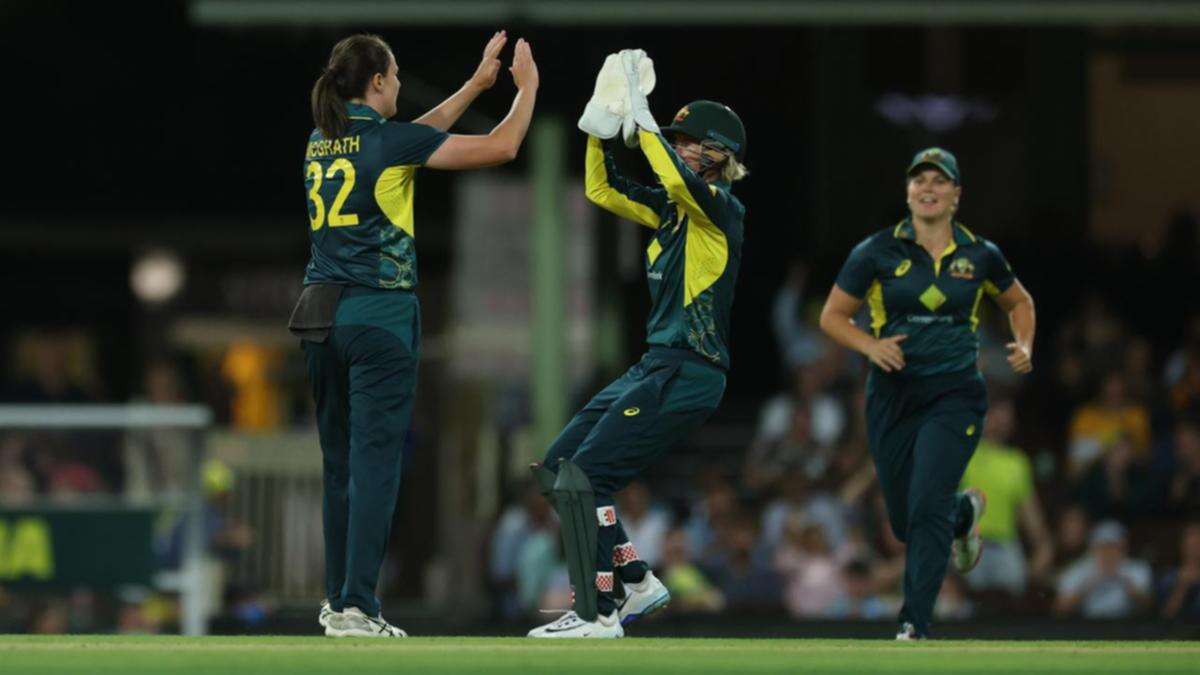 Australian women bat first in third T20 against England