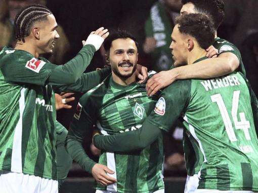 Nine-man Werder Bremen hold on to post win over Mainz