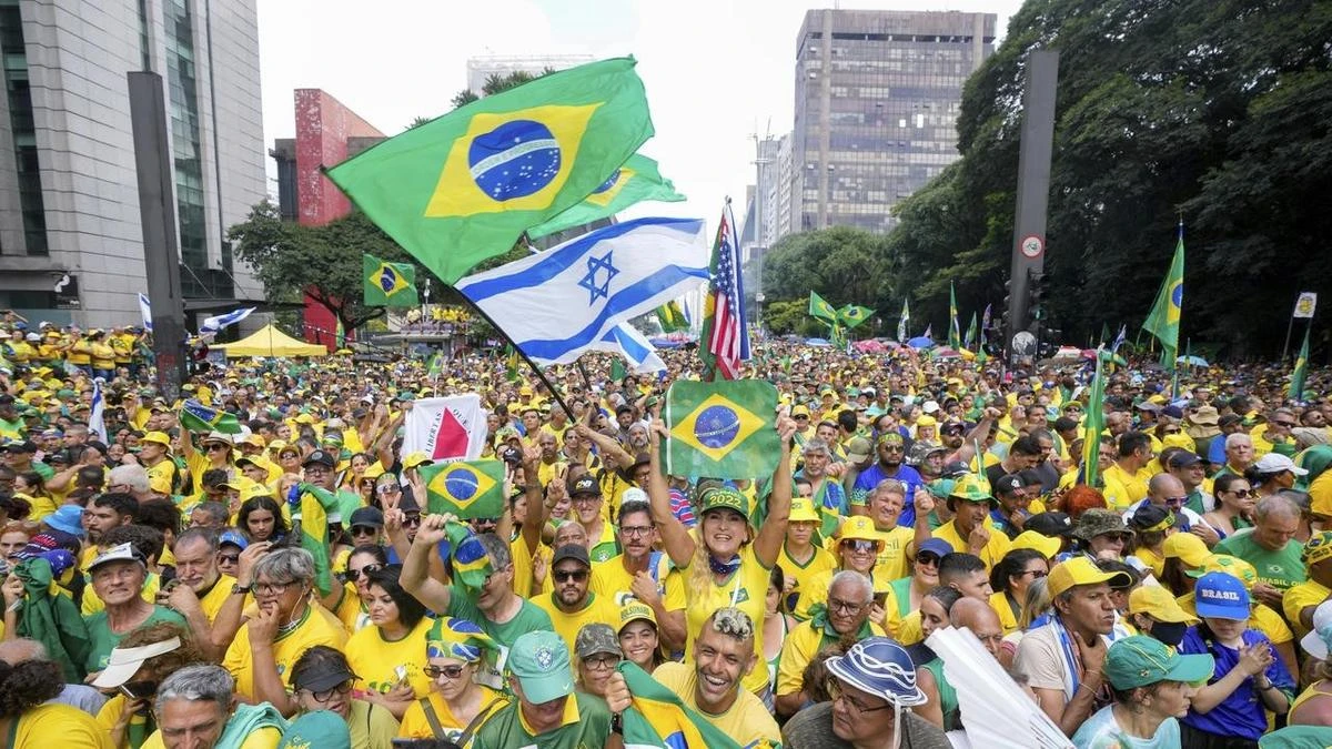 Tens of thousands of Bolsonaro supporters stage rally