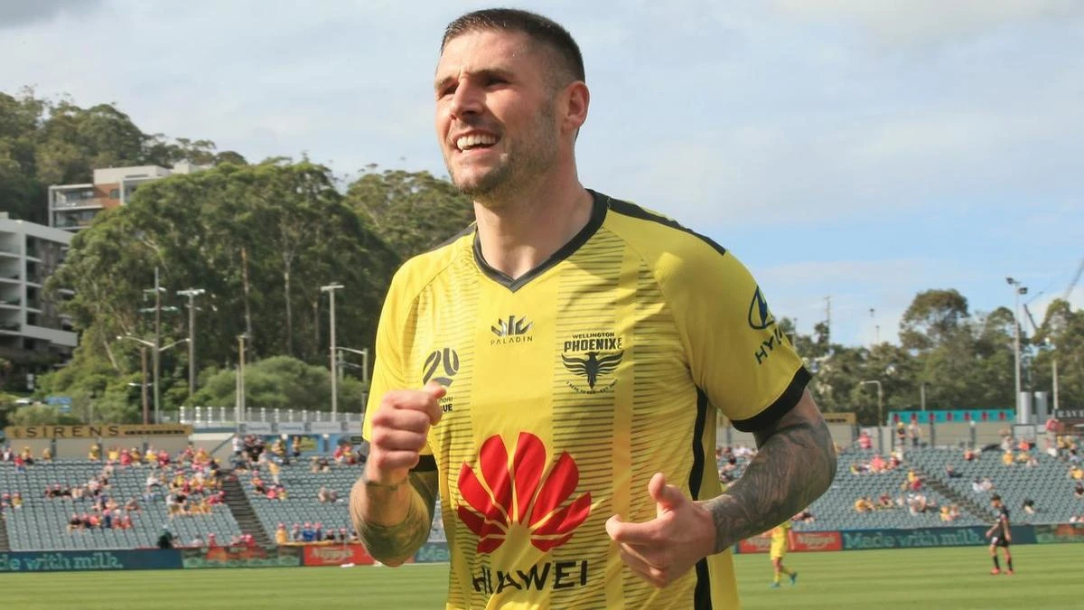 Hooper returns to A-League's Phoenix
