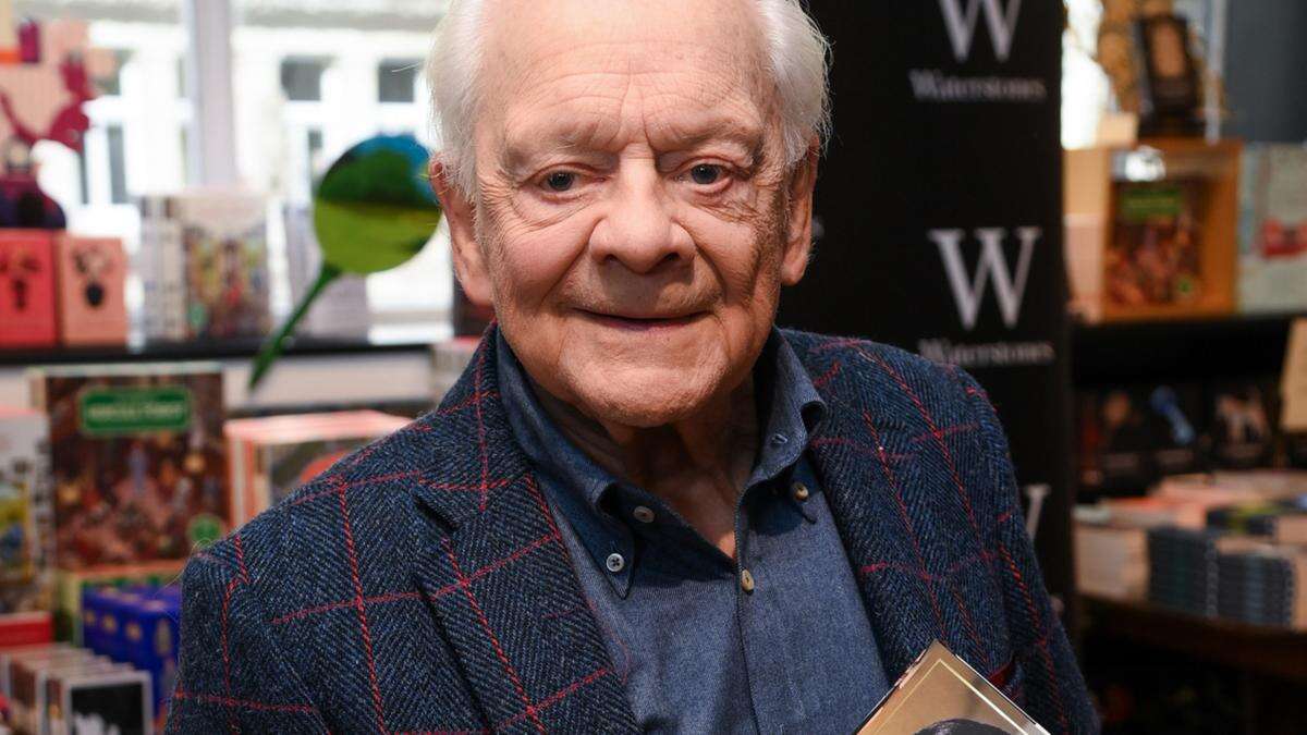 Sir David Jason gives up his helicopter due to hip pain