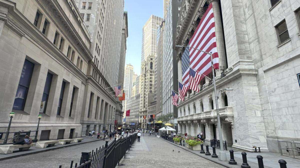 Wall St investors weigh GDP data after tech mauling