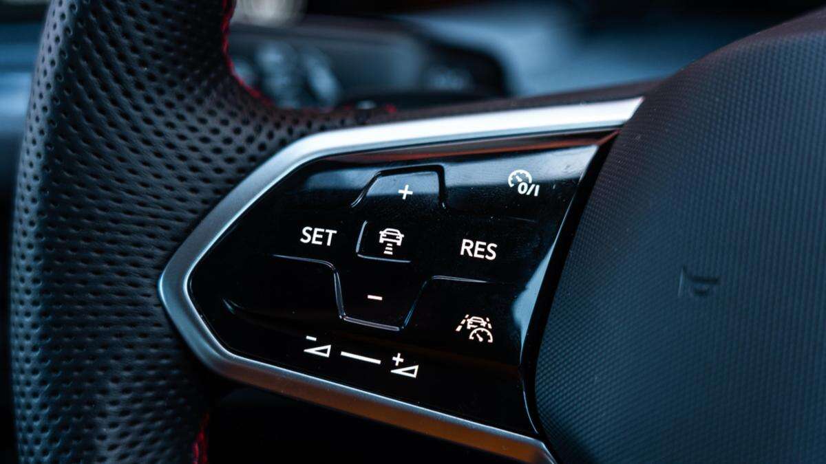 Volkswagen owners claim steering wheel buttons are causing crashes - report