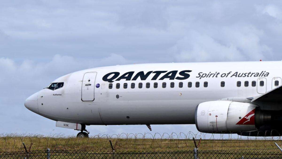 Qantas engineers down tools for 24hrs amid pay dispute