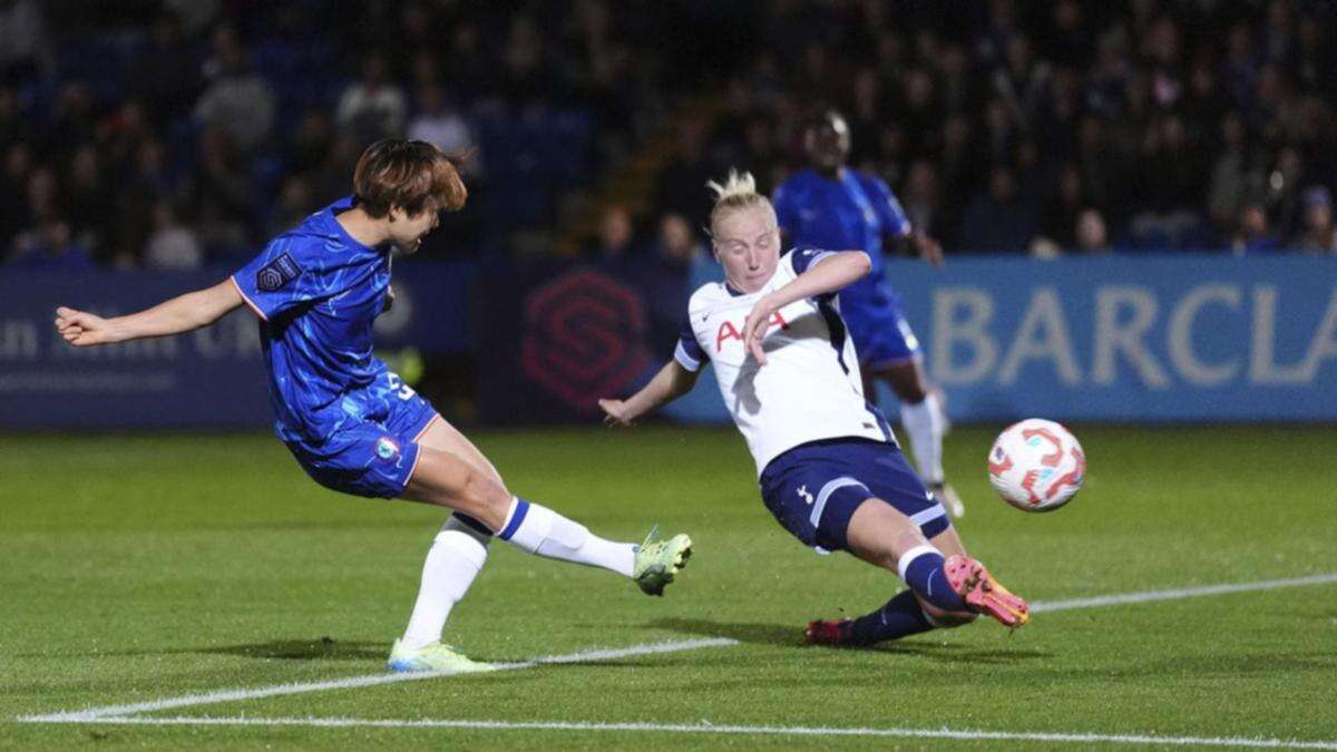 Chelsea roar on with Fowler's Man City on their heels