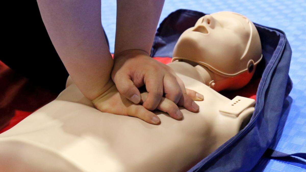 The bizarre reason men are afraid to give women CPR