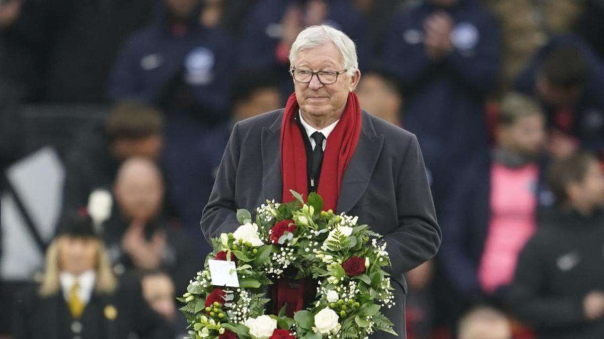 Man United fans pay tribute to iconic striker Denis Law