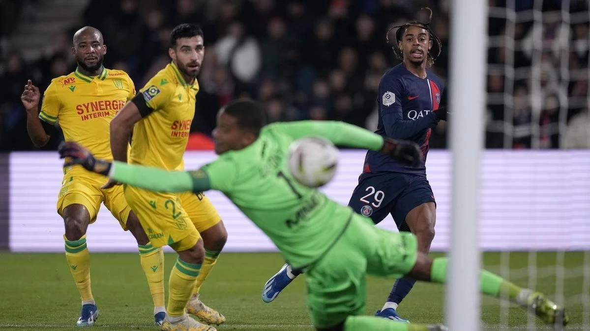 Leaders PSG beat Nantes to stretch winning run to eight