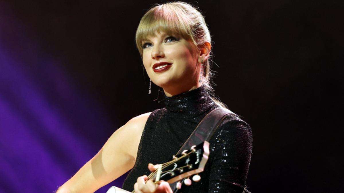 Taylor Swift speaks at ARIAs after taking out award