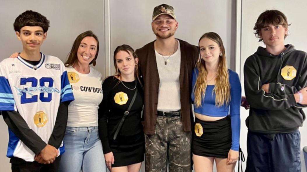 Perth teens score backstage pass to meet American superstar