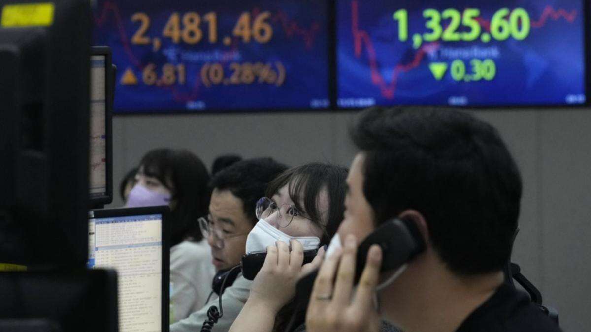 Asian stocks rise, dollar weak as US yields tick down