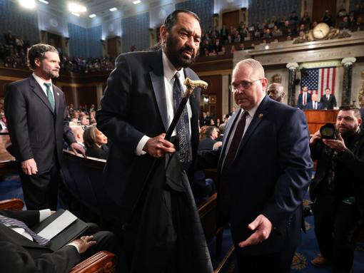 Police called in to boot Democrat for heckling Trump