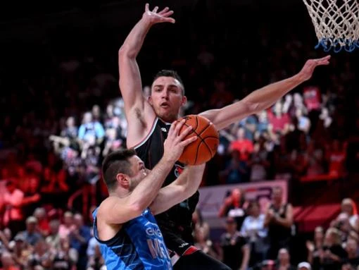 Star pair fire late as United sink Hawks in GF opener