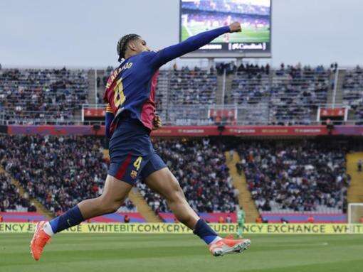 Barcelona rout 10-man Sociedad 4-0 to go top in Spain