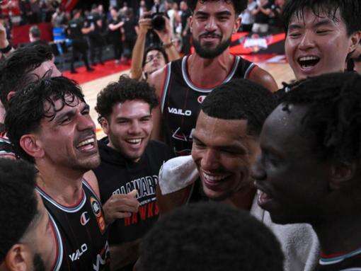 Hot-handed Hawks smash Phoenix, into NBL title series