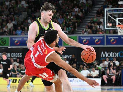 Phoenix level NBL series, down Hawks in Game 2