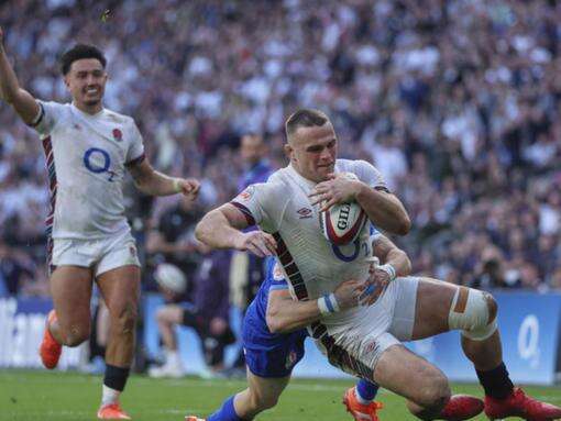 England crush Italy to keep Six Nations hopes alive