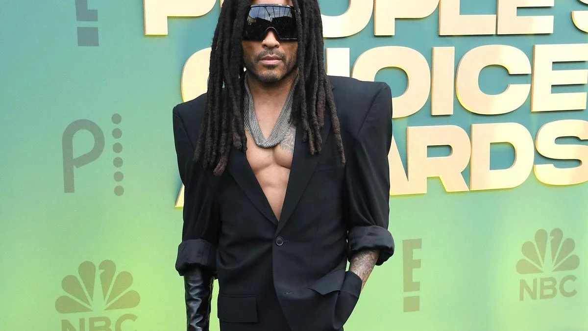 Lenny Kravitz stops show for Denzel Washington call