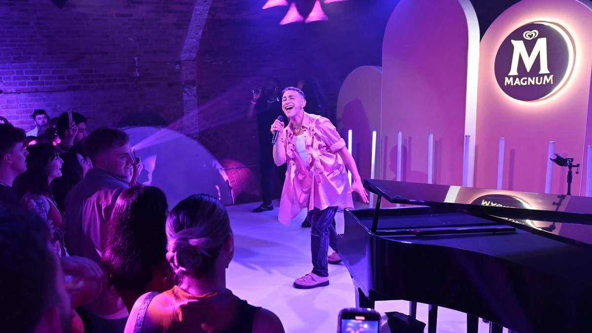 Olly Alexander cries in therapy