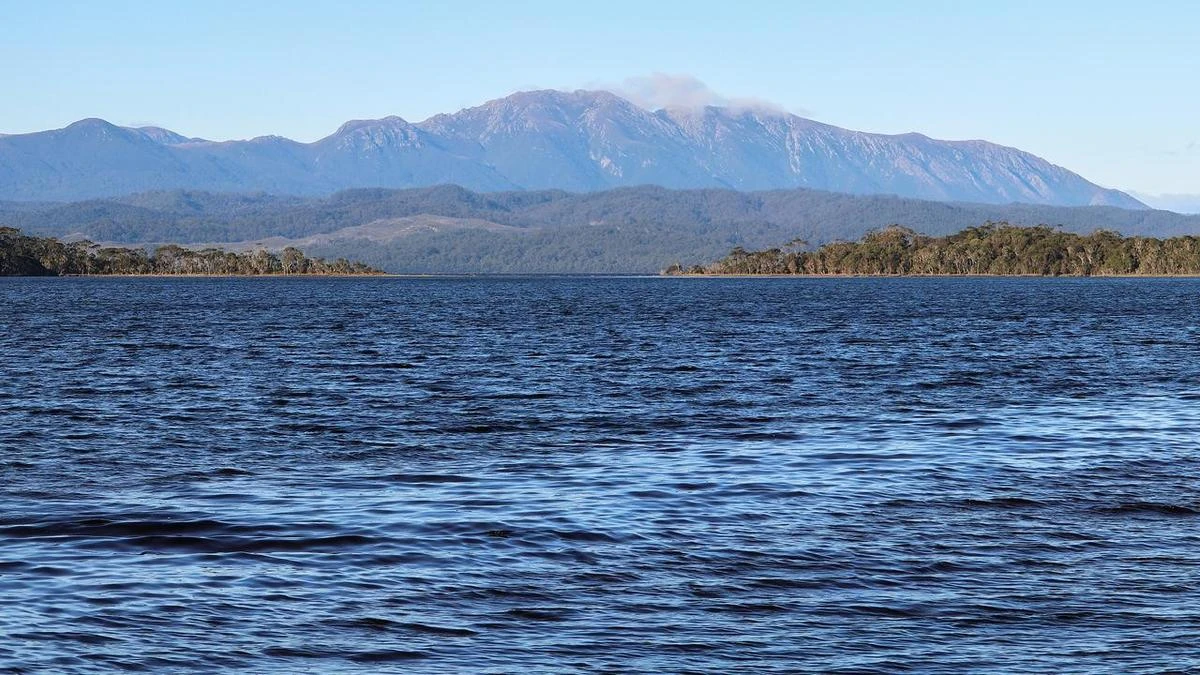 Gusts of 100km/hour to hit Tasmania's coast