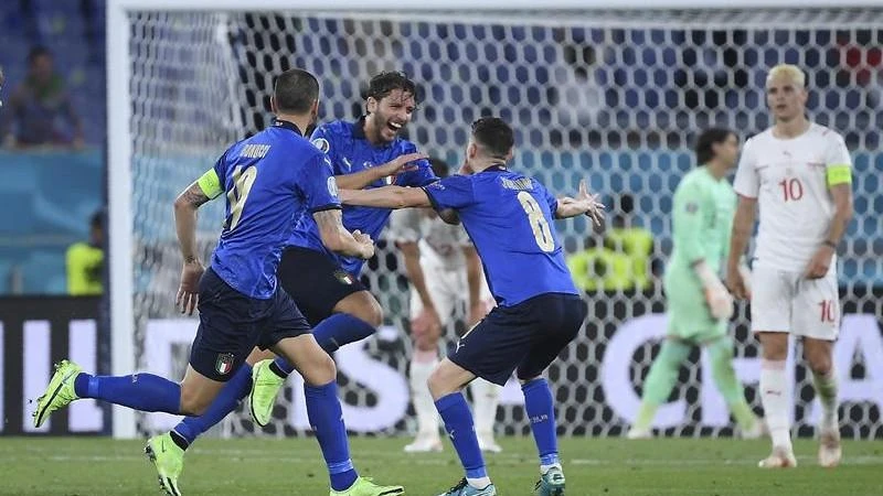 Locatelli goals send Italy to Euro last 16