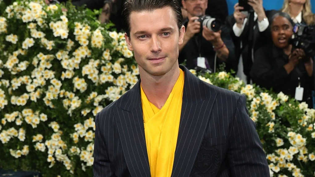 Patrick Schwarzenegger bombarded with cash from fans while they watched him on ‘White Lotus’