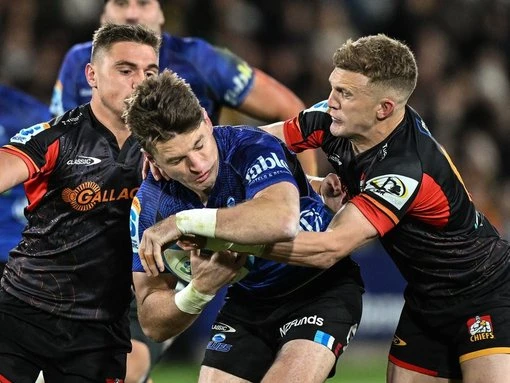 Blues keep Super title defence alive with last-gasp win