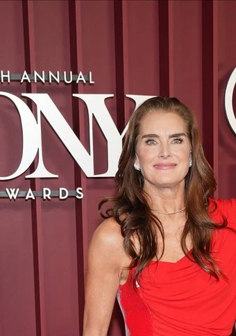 Brooke Shields reveals how her Tony Awards clutch bag has special connection to theatre