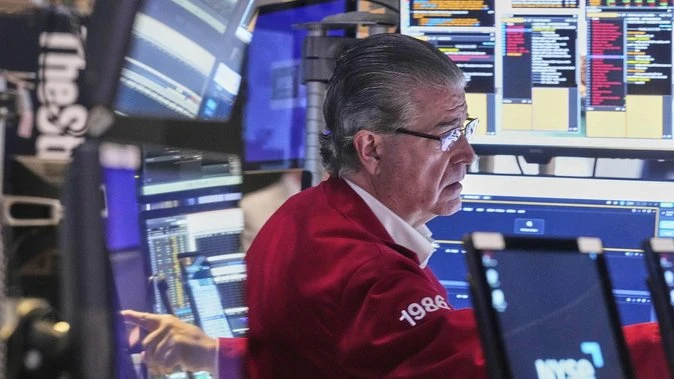 Chip stocks lift Wall St as investors await trade talks