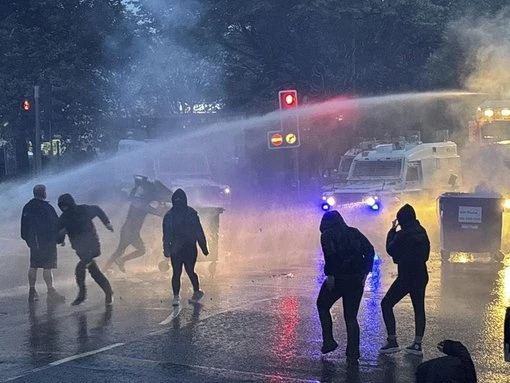 Northern Irish rioters attack police for second night