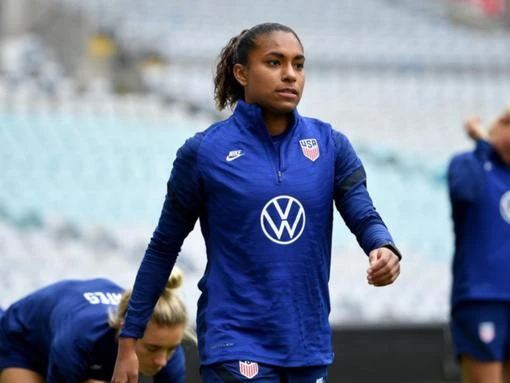 Chelsea women on verge of English title - without Kerr