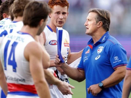 Dogs' Beveridge distances himself from Melbourne move