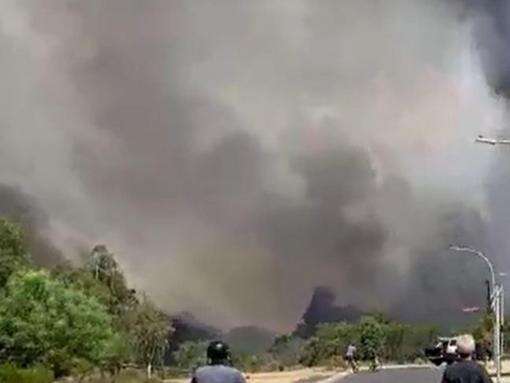 Leave now: Bushfire threatens busy suburb