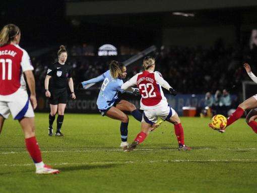 Two-goal Fowler steers Man City into League Cup final