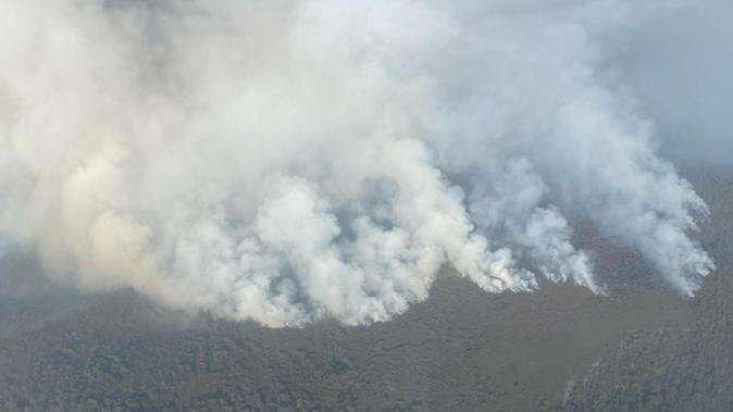 Bushfire outbreak hits popular walking track