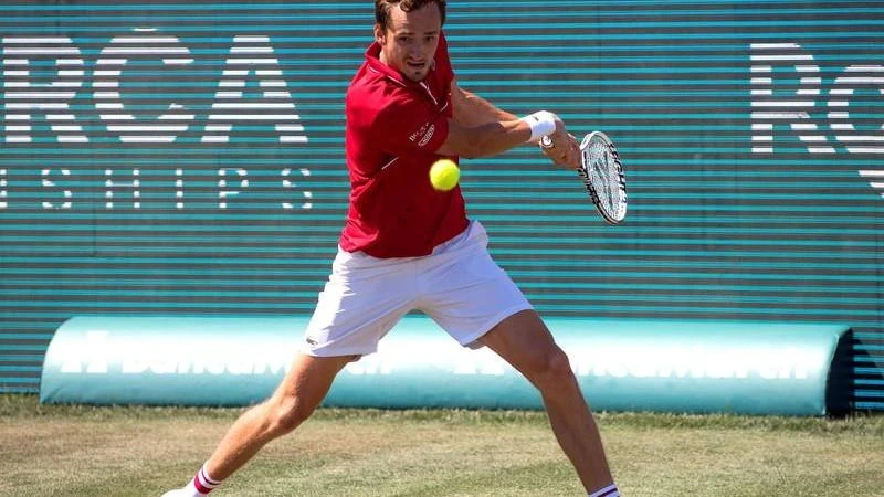 Medvedev in Mallorca semis, Thompson out