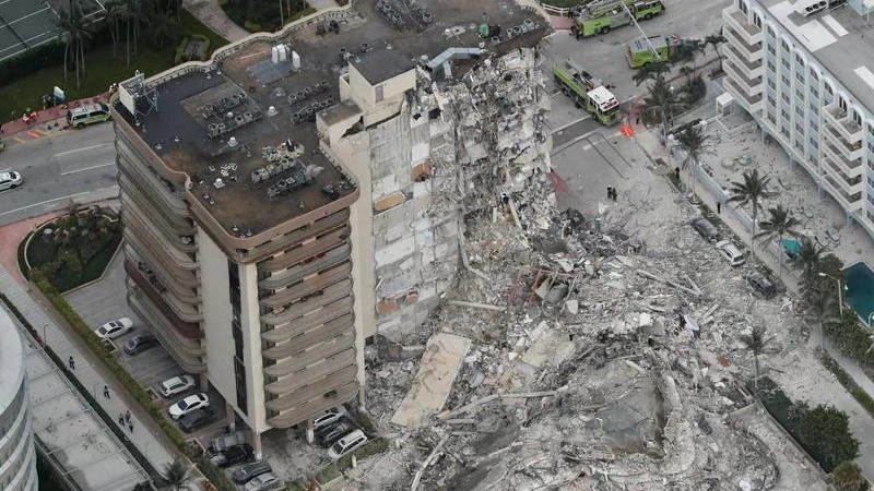 US apartments collapse, 51 missing