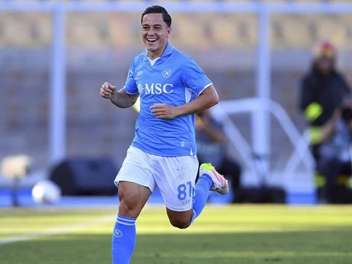 Napoli maintain focus to close in on Serie A title