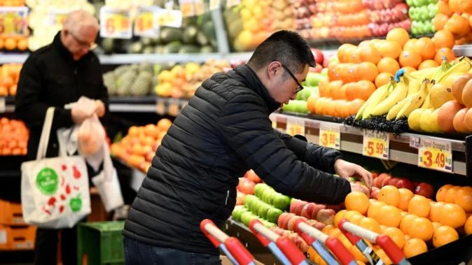 Aussies cautious on spending as rate pressures persist