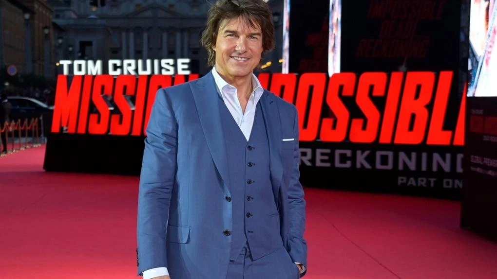 Tom Cruise relaxes by playing piano