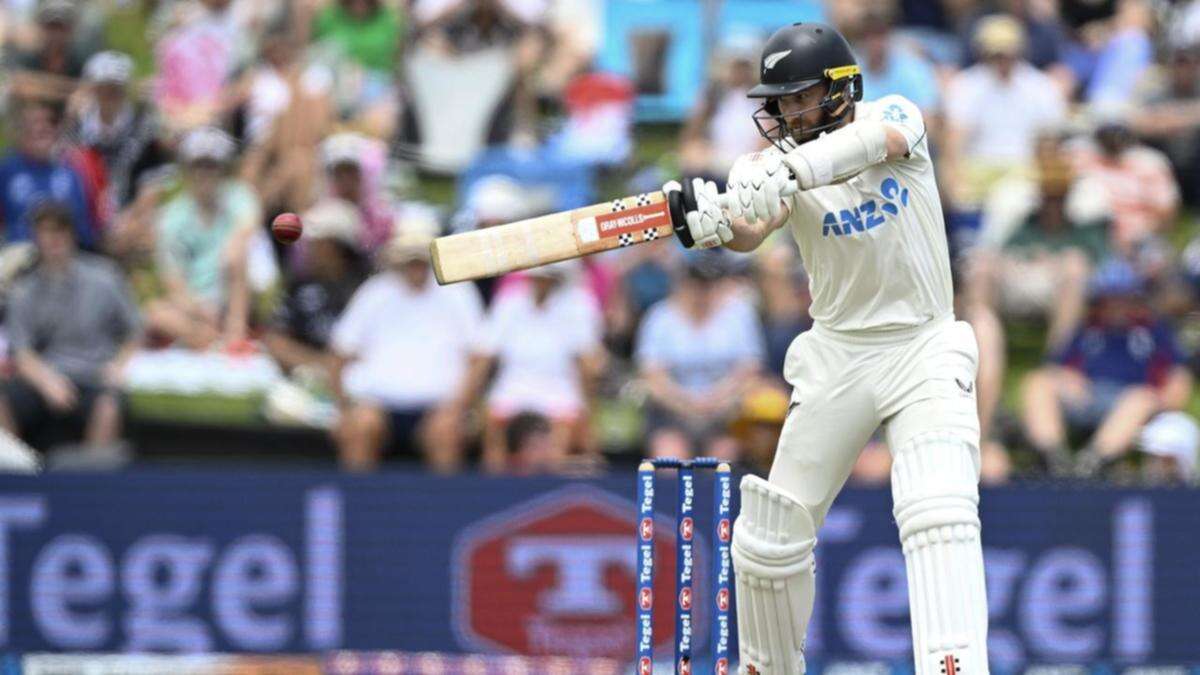 New Zealand in charge as England wilt in Hamilton heat