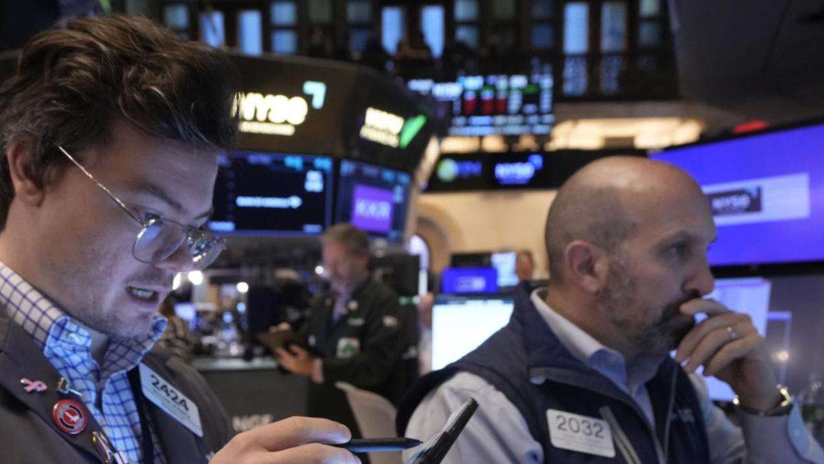 US stocks close flat as Nasdaq extends weekly gains