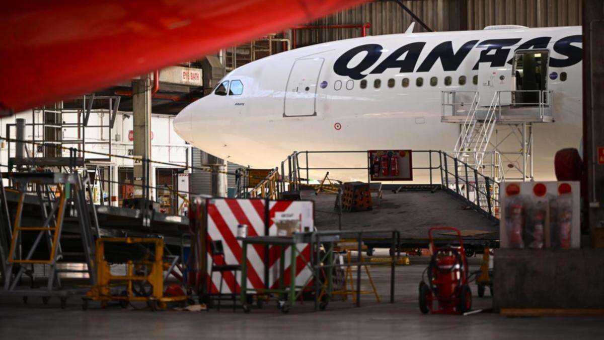 Striking Qantas engineers target Christmas disruption